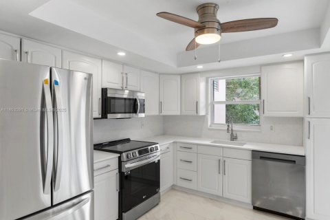Condo in Hallandale Beach, Florida, 2 bedrooms  № 1872353 - photo 4