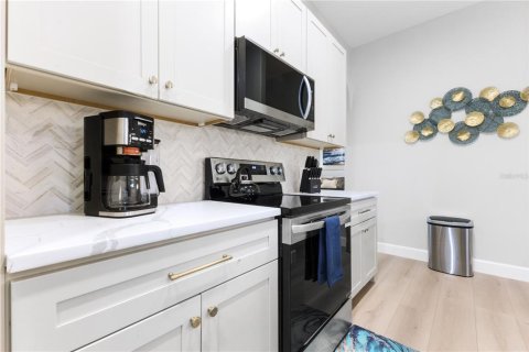 Immobilier commercial à vendre à Sarasota, Floride: 6 chambres, 227.61 m2 № 2266443 - photo 4