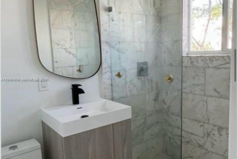 Condo in Miami Beach, Florida, 1 bedroom № 2030943 - photo 4