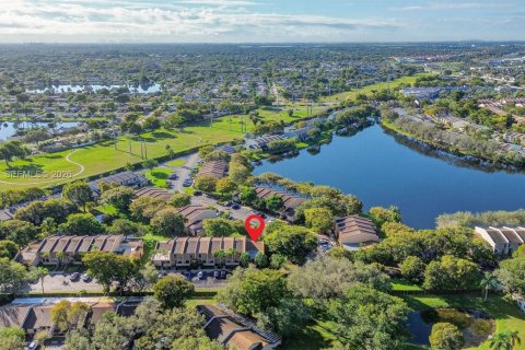 Купить кондоминиум в Пемброк-Пайнс, Флорида 2 спальни, 100.33м2, № 2005965 - фото 3