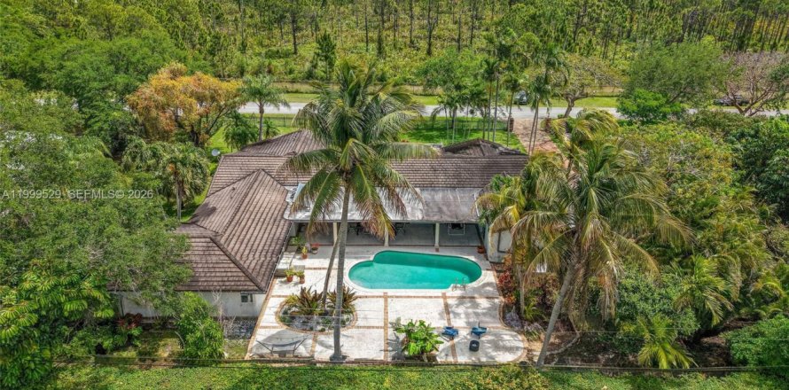 House in Palmetto Bay, Florida 5 bedrooms, 301.56 sq.m. № 2067659