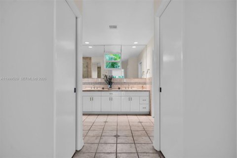 House in Palmetto Bay, Florida 5 bedrooms, 301.56 sq.m. № 2067659 - photo 26