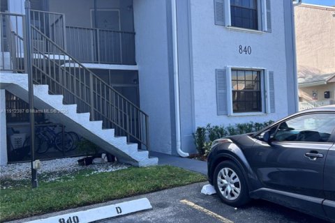 Condominio en alquiler en Homestead, Florida, 3 dormitorios, 111.02 m2 № 1969368 - foto 1