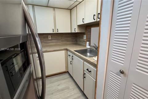 Condo in Miami, Florida, 1 bedroom  № 2011316 - photo 5