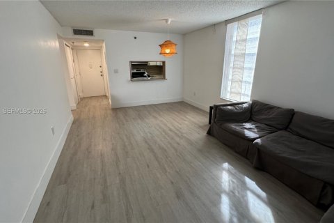 Condo in Miami, Florida, 1 bedroom  № 2011316 - photo 3