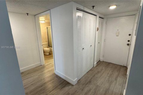 Condo in Miami, Florida, 1 bedroom  № 2011316 - photo 15