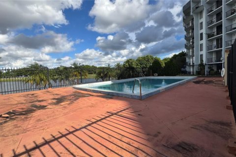 Condo in Miami, Florida, 1 bedroom  № 2011316 - photo 18