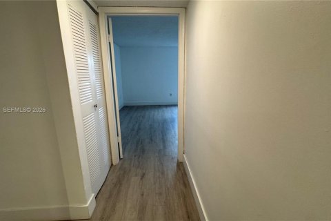 Condo in Miami, Florida, 1 bedroom  № 2011316 - photo 16