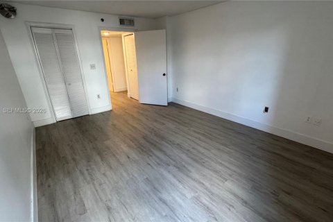 Condo in Miami, Florida, 1 bedroom  № 2011316 - photo 13