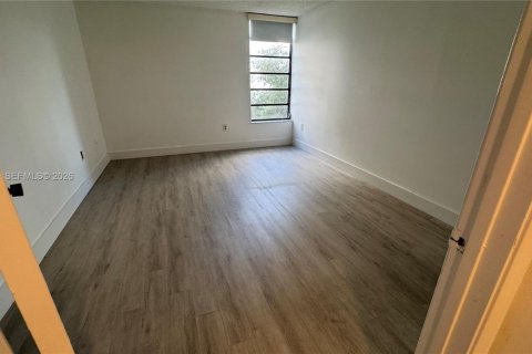 Condo in Miami, Florida, 1 bedroom  № 2011316 - photo 11