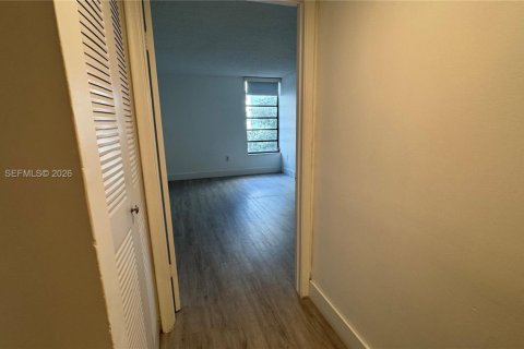 Condo in Miami, Florida, 1 bedroom  № 2011316 - photo 10