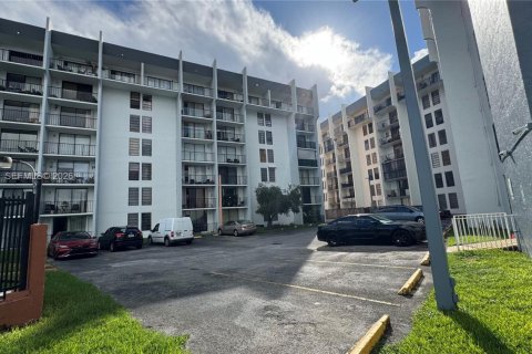 Condo in Miami, Florida, 1 bedroom  № 2011316 - photo 22