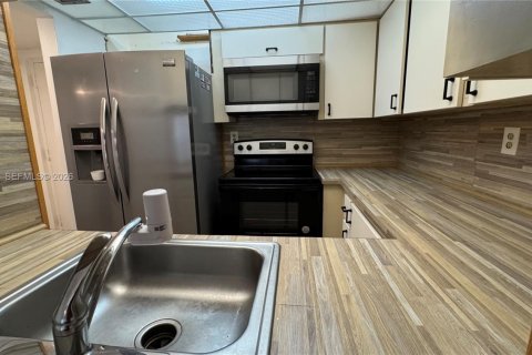 Condo in Miami, Florida, 1 bedroom  № 2011316 - photo 6