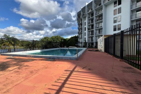 Condo in Miami, Florida, 1 bedroom  № 2011316 - photo 19