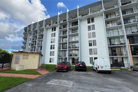 Condo in Miami, Florida, 1 bedroom  № 2011316 - photo 23