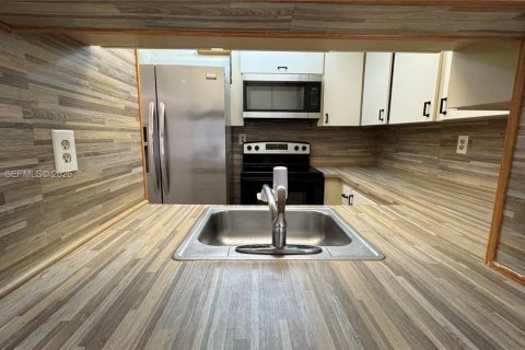 Condo in Miami, Florida, 1 bedroom  № 2011316 - photo 7