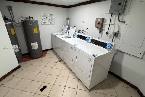 Condo in Miami, Florida, 1 bedroom  № 2011316 - photo 17