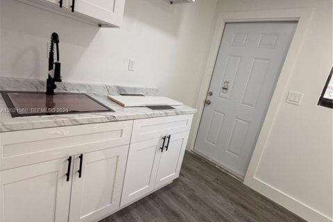 Immobilier commercial à louer à Miami, Floride: 1 chambre, 211.82 m2 № 2276168 - photo 11