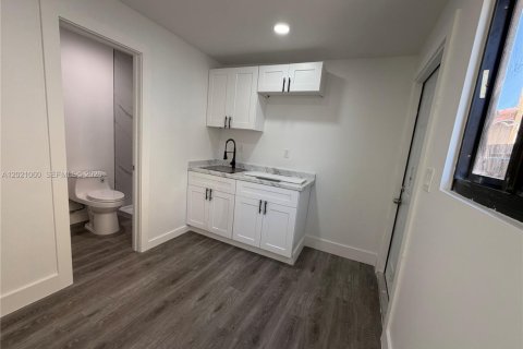 Immobilier commercial à louer à Miami, Floride: 1 chambre, 211.82 m2 № 2276168 - photo 13