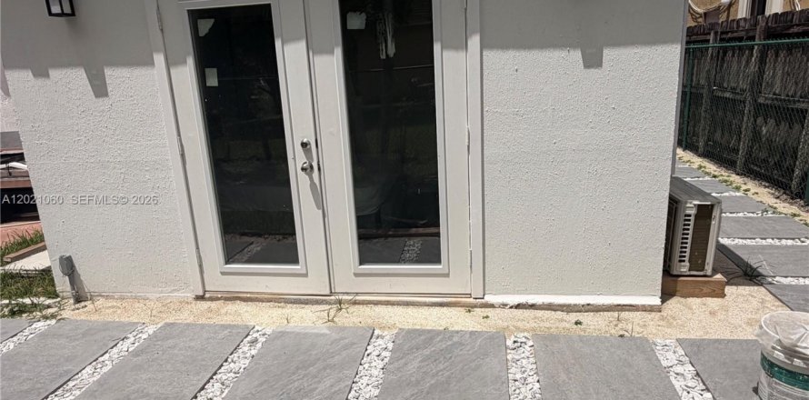 Immobilier commercial à Miami, Floride 1 chambre, 211.82 m2 № 2276168