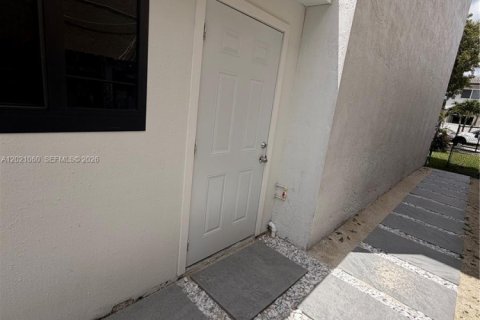 Immobilier commercial à louer à Miami, Floride: 1 chambre, 211.82 m2 № 2276168 - photo 3