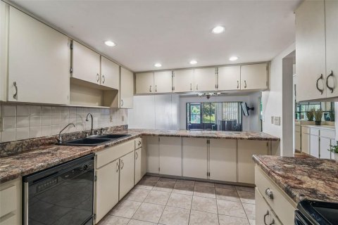 Condo in Port Richey, Florida, 2 bedrooms  № 1858426 - photo 18