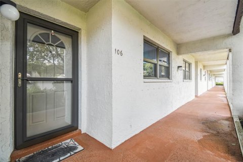 Condo in Port Richey, Florida, 2 bedrooms  № 1858426 - photo 2