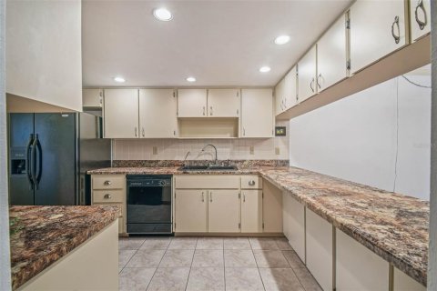 Condo in Port Richey, Florida, 2 bedrooms  № 1858426 - photo 11