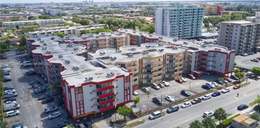Condominio en Hialeah, Florida, 2 dormitorios  № 1875426