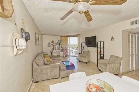 Condominio en venta en Hialeah, Florida, 2 dormitorios, 101.82 m2 № 1875426 - foto 8