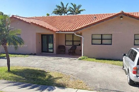 Casa en venta en Miami, Florida, 4 dormitorios, 243.22 m2 № 2035607 - foto 2