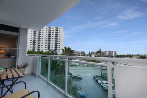 Купить кондоминиум в Холливуд, Флорида 2 спальни, 108.7м2, № 1957896 - фото 18