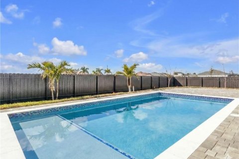 Casa en venta en Cape Coral, Florida, 3 dormitorios, 144.37 m2 № 2224548 - foto 2