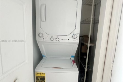 Condominio en alquiler en Miami, Florida, 2 dormitorios, 81.38 m2 № 2006477 - foto 19