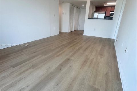 Condominio en alquiler en Miami, Florida, 2 dormitorios, 81.38 m2 № 2006477 - foto 6