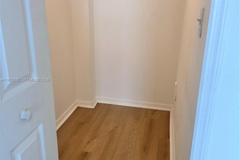 Condominio en alquiler en Miami, Florida, 2 dormitorios, 81.38 m2 № 2006477 - foto 12