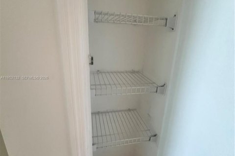 Condominio en alquiler en Miami, Florida, 2 dormitorios, 81.38 m2 № 2006477 - foto 17