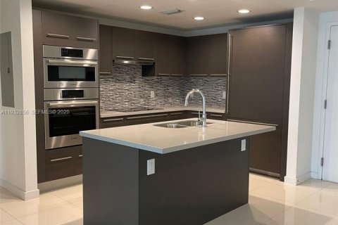 Copropriété à louer à Doral, Floride: 2 chambres, 104.98 m2 № 1991147 - photo 1