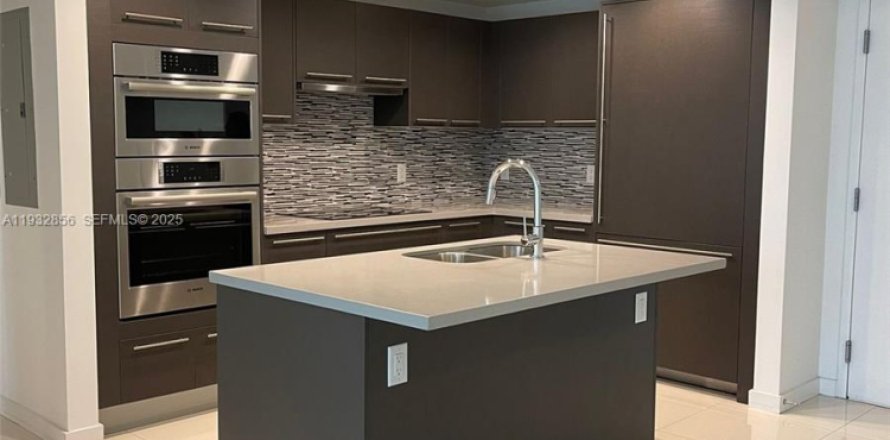 Condo à Doral, Floride, 2 chambres  № 1991147