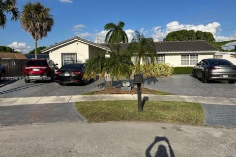 Дом в Майами, Флорида 5 спален, 165.18м2 № 2013874