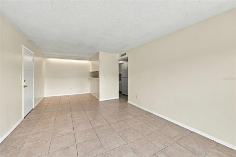 Condo in Orlando, Florida, 2 bedrooms  № 2379802 - photo 11