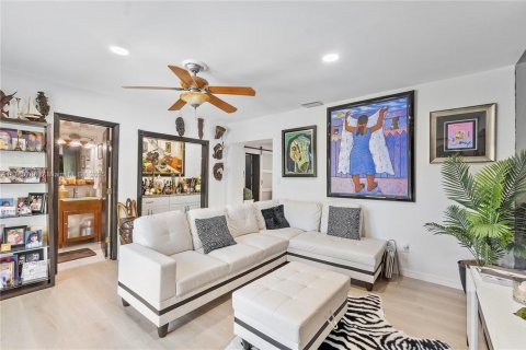 House in Miami, Florida 4 bedrooms, 297.84 sq.m. № 1711919 - photo 17
