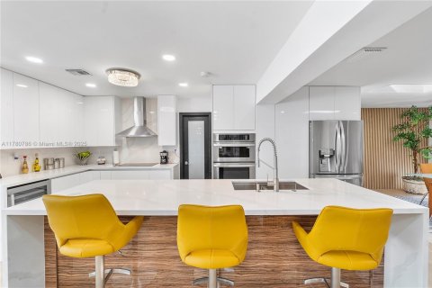 House in Miami, Florida 4 bedrooms, 297.84 sq.m. № 1711919 - photo 3