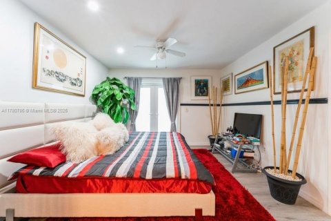House in Miami, Florida 4 bedrooms, 297.84 sq.m. № 1711919 - photo 21