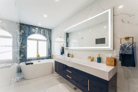 House in Miami, Florida 4 bedrooms, 297.84 sq.m. № 1711919 - photo 25