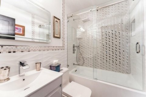 House in Miami, Florida 4 bedrooms, 297.84 sq.m. № 1711919 - photo 13