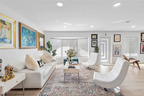House in Miami, Florida 4 bedrooms, 297.84 sq.m. № 1711919 - photo 9
