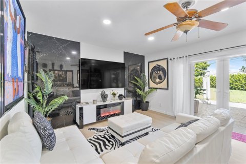 House in Miami, Florida 4 bedrooms, 297.84 sq.m. № 1711919 - photo 18
