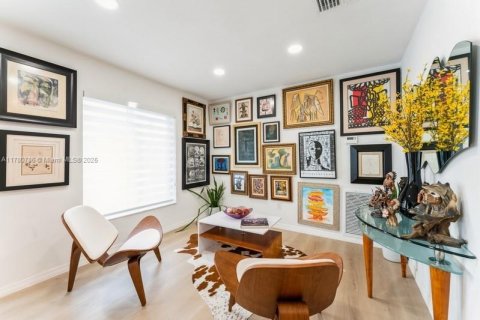 House in Miami, Florida 4 bedrooms, 297.84 sq.m. № 1711919 - photo 6