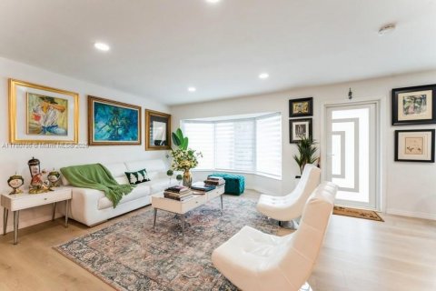 House in Miami, Florida 4 bedrooms, 297.84 sq.m. № 1711919 - photo 10